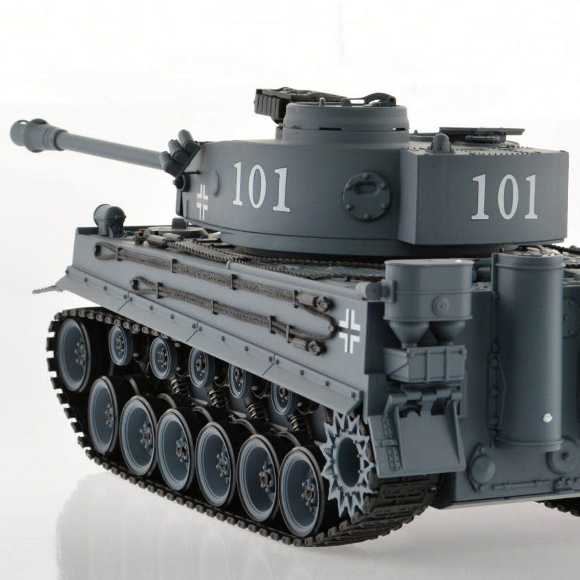 CIS-YZ-812 1:18 scale WWII German Tiger tank with lights sound and BB gun - Image 5 of 5