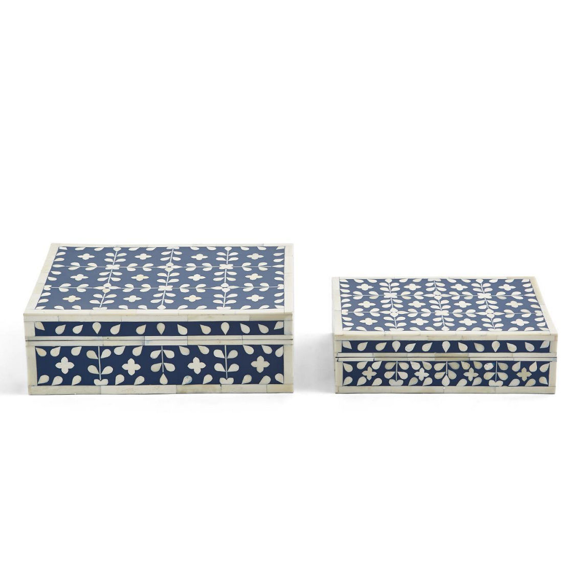Tozai S/2 Flower and Petals Blue/White Tear Cover Box - Image 3 of 4